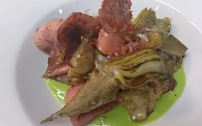 Calamares con cremoso de guisantes, alcachofas y polvo de jamón