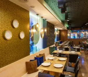 Mesas preparadas para comer en Atmosphère Valencia