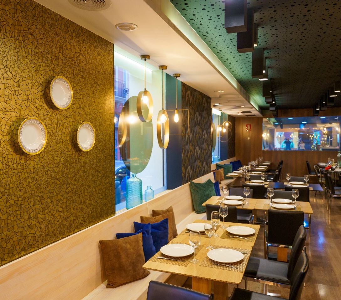 Mesas preparadas para cenar en Atmosphère Valencia